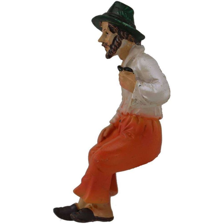 9 cm Man sitting in resin