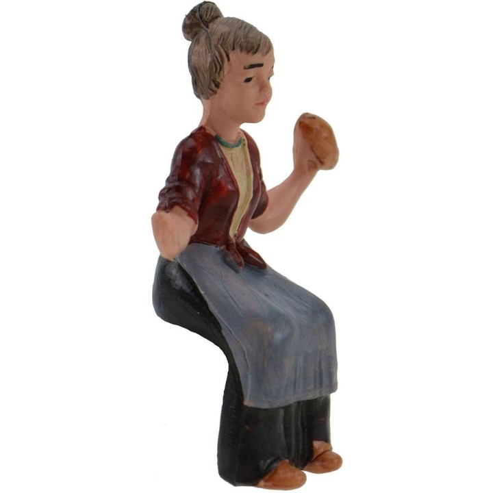 Mujer sentada con pan de 7 cm