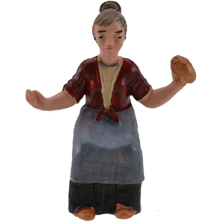Mujer sentada con pan de 7 cm