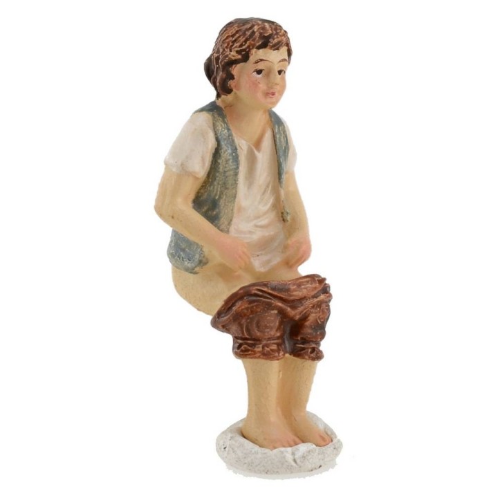Man making need 8 cm series in resin