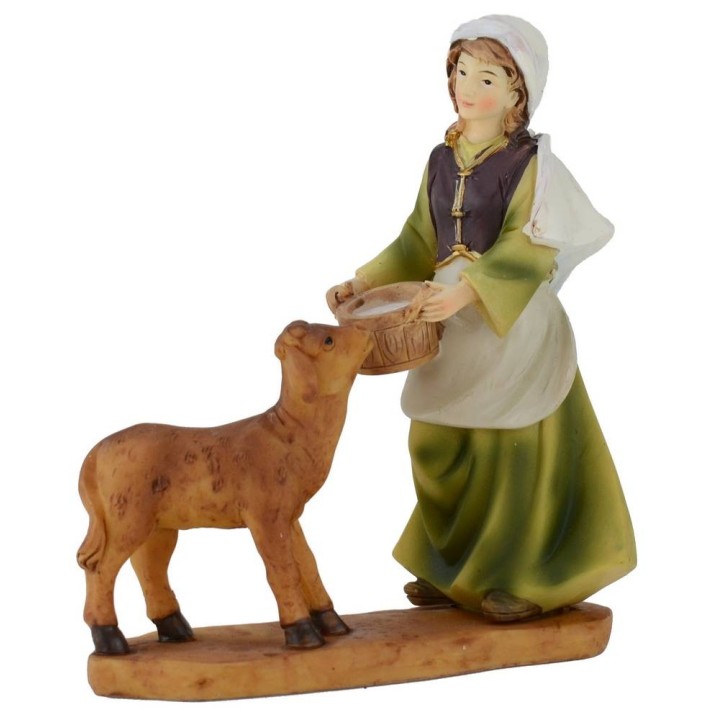 Donna che abbevera agnello in resina 15 cm