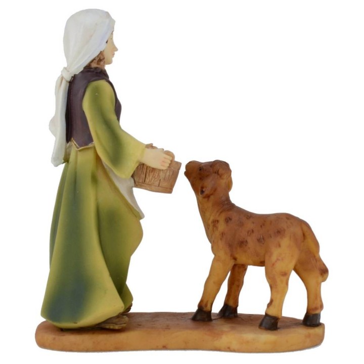 Donna che abbevera agnello in resina 15 cm