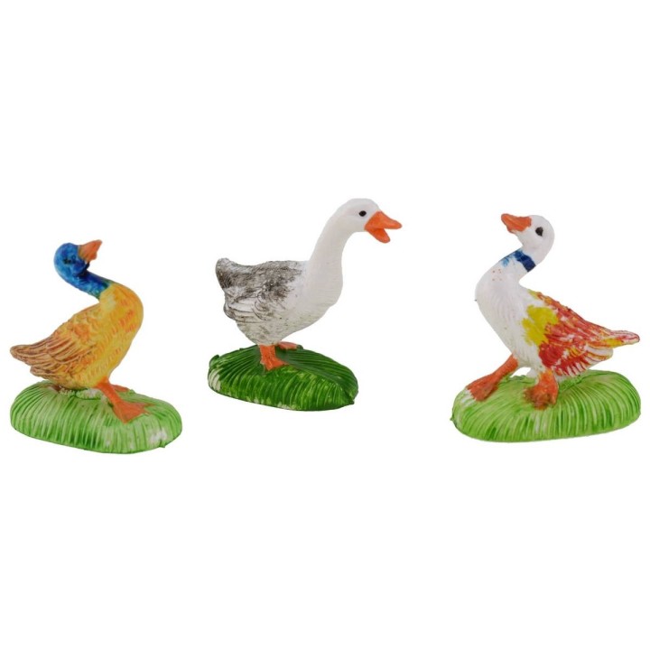 Coloca 3 gansos de PVC de colores de 3 cm para estatuas de 10
