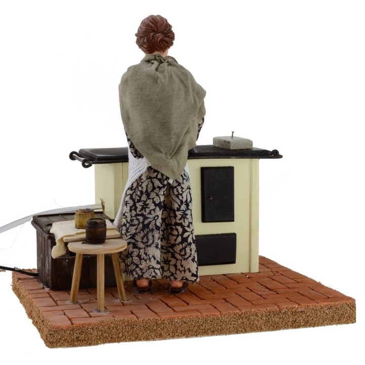 Mujer de 30 cm en la cocina con movimiento y efecto de humo.