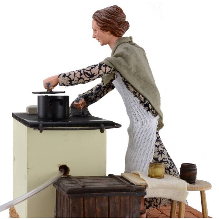 Mujer de 30 cm en la cocina con movimiento y efecto de humo.