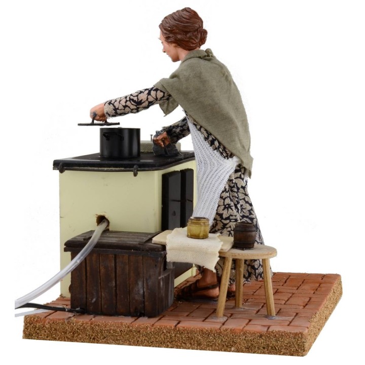 Donna 30 cm in cucina con movimento e effetto fumo