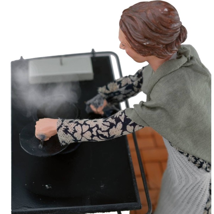 Mujer de 30 cm en la cocina con movimiento y efecto de humo.