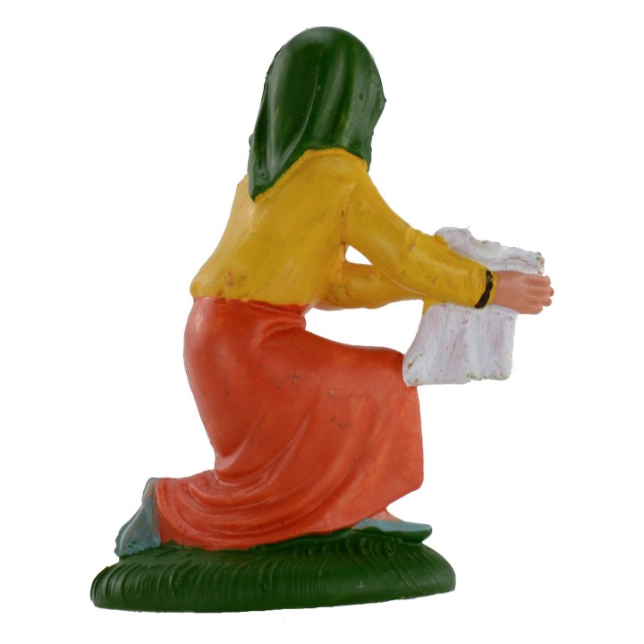 Mujer arrodillada con paño serie de 10 cm en pvc