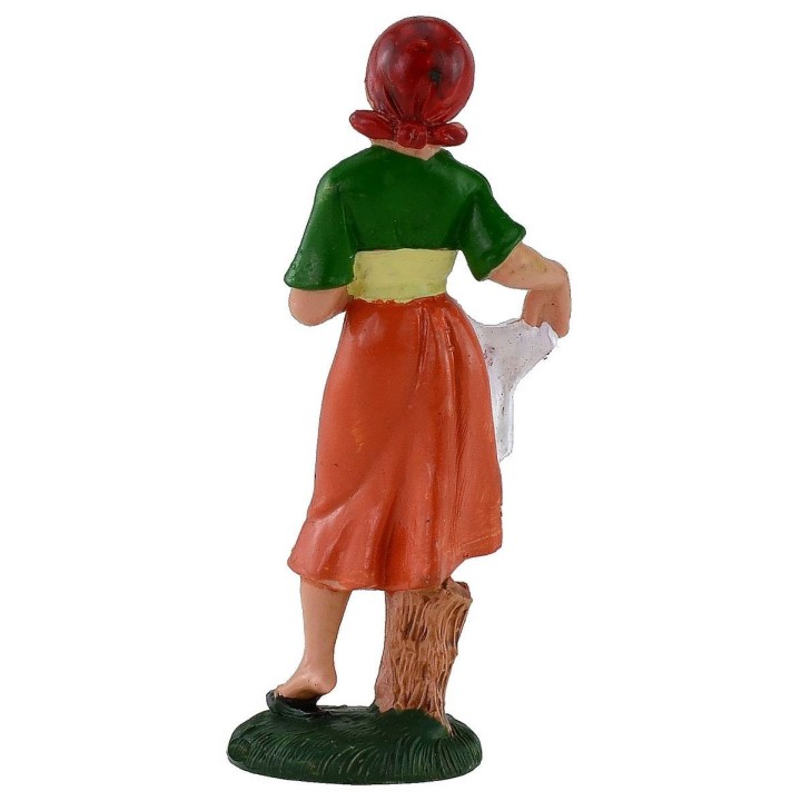 Mujer tendiendo la ropa 12 cm