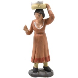 Donna con cesto di panni 10 cm