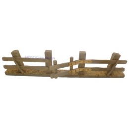 Valla de madera con puerta abatible