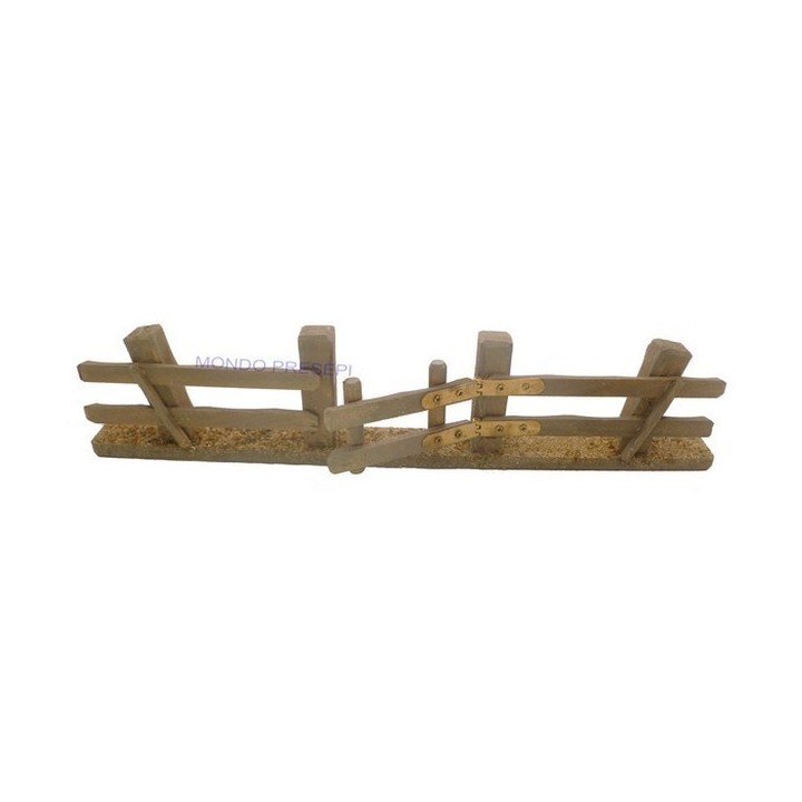 Valla de madera con puerta abatible