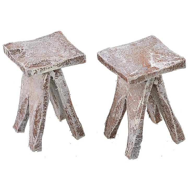 Mesa con 2 taburetes de madera para estatuas de 12 cm.