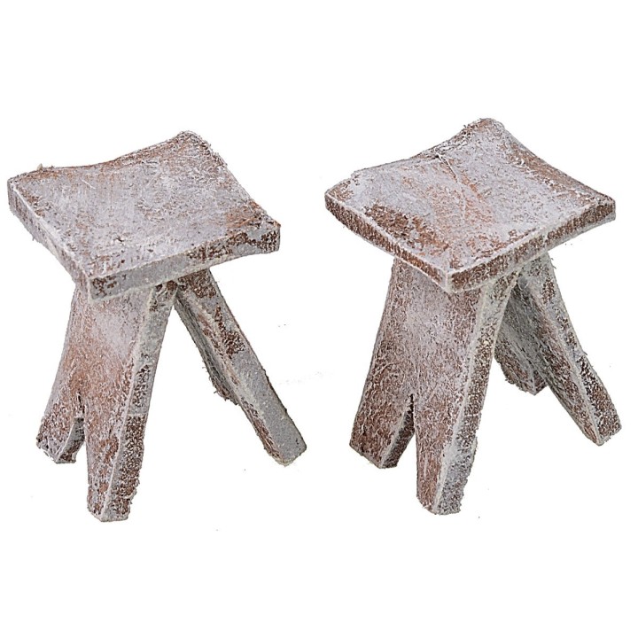 Mesa con 2 taburetes de madera para estatuas de 10 cm.