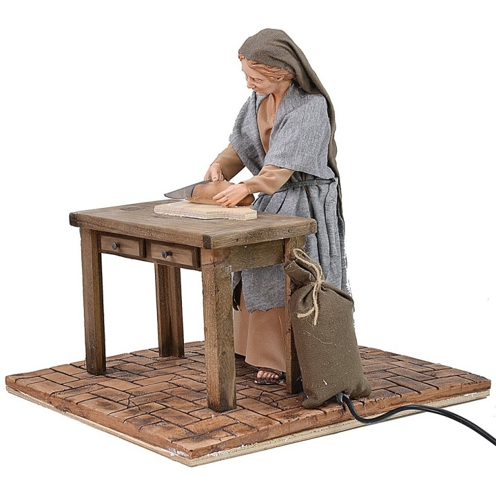 Mujer oriental que corta el pan en movimiento 30 cm