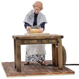 Donna popolare che affetta il pane in movimento 30 cm