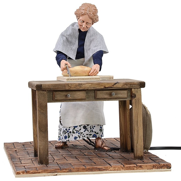 Mujer popular que corta el pan en movimiento 30 cm