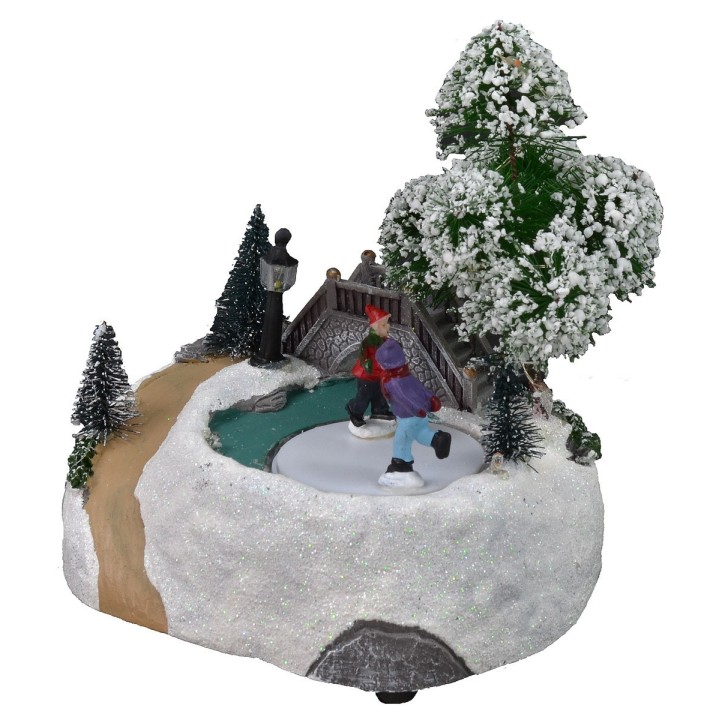 Escenario navideño con puente y pista de patinaje que funciona