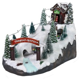 Escenario navideño con pista de esquí funcionando con baterías
