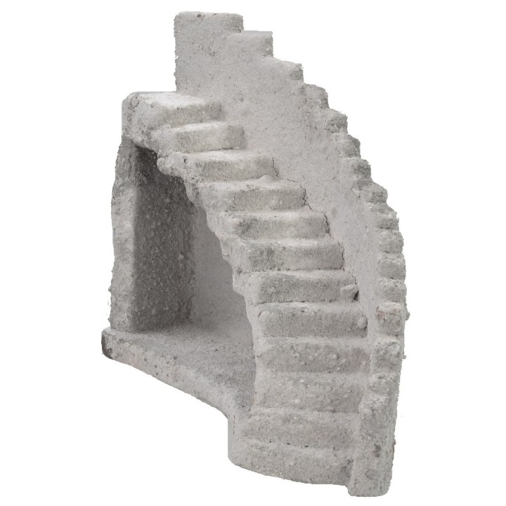 Fachada de antiguo castillo con escalera curva a la izquierda