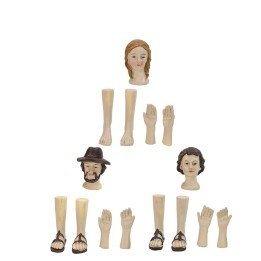 Tres conjuntos de cabezas, manos y pies para estatuas de 14-15