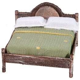 Cama matrimonial de madera envejecida con relieve superior de