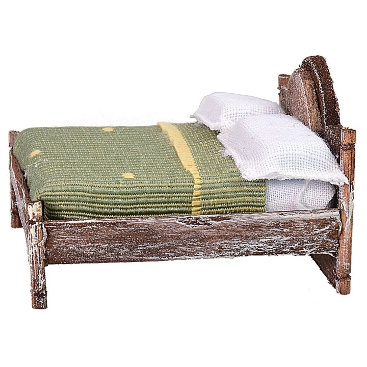 Cama matrimonial de madera envejecida con relieve superior de