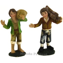 Dos niños con leña y saco