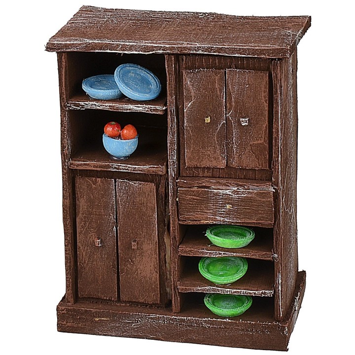 Aparador de madera envejecida con porcelanas coloridas de