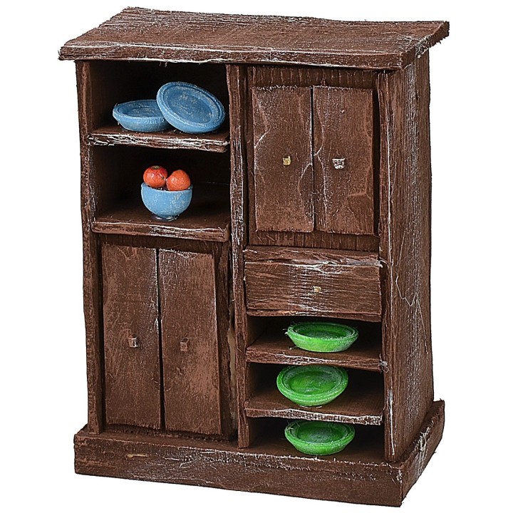 Aparador de madera envejecida con porcelanas coloridas de