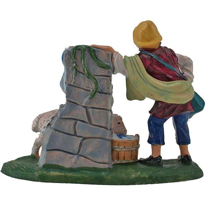 8 cm Pastore con pecora alla fontana in pvc