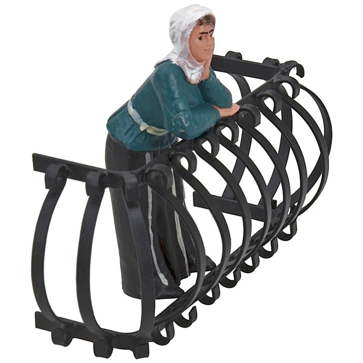 Woman facing 10 cm Euromarchi