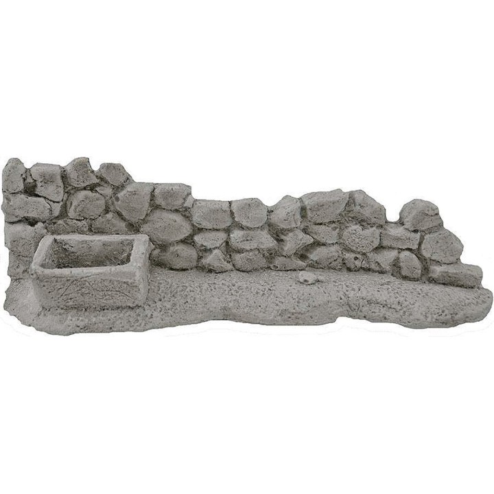 Muro de piedras con comedero de 22,5x6 cm de altura.
