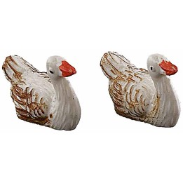 Coloca 2 ojales de PVC de 1,8 cm para estatuas de 6 cm.