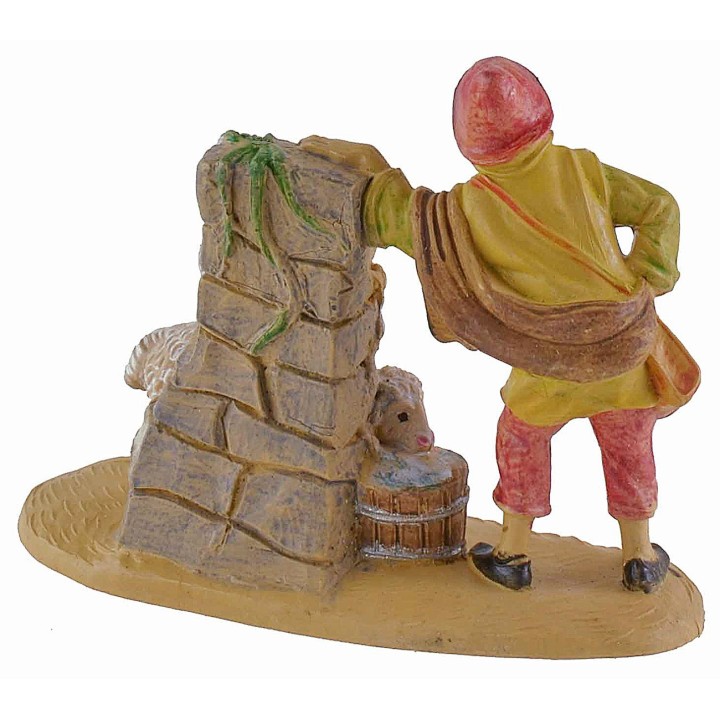 Pastore alla fontana con agnello 8 cm in pvc