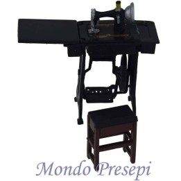 Máquina de coser con mesa y taburete.