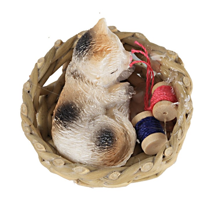 Cat in assorted patterns sleeping in a basket Ø 4 cm