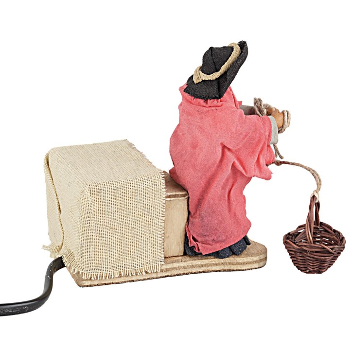 Donna con paniere 10 cm in movimento