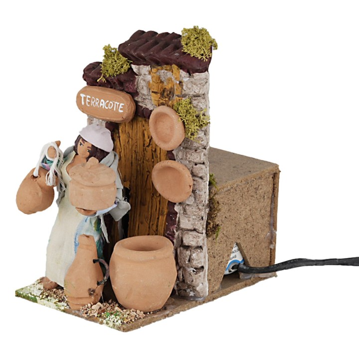 Woman selling terracotta 10 cm in movement