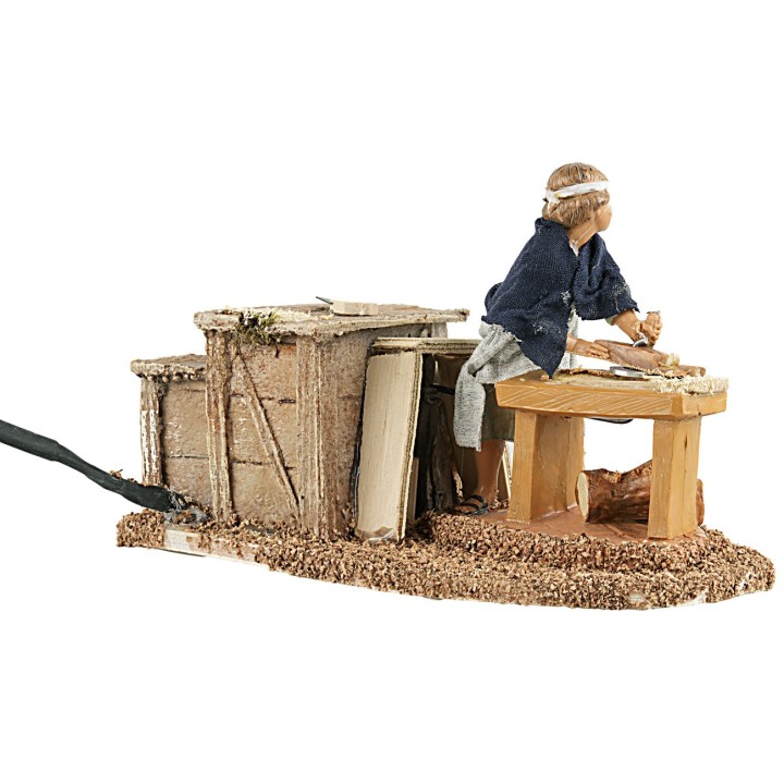 Joven carpintero que cepilla serie 12 cm en movimiento
