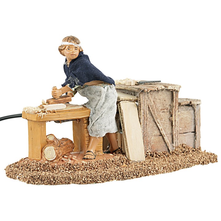 Giovane falegname che pialla serie 12 cm in movimento