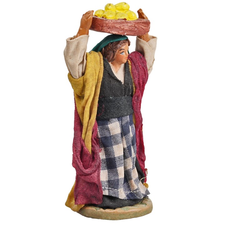 Mujer con caja de limones serie 12 cm