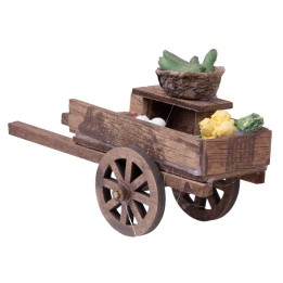 Carro de madera con productos variados