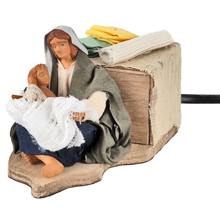 Mamá acariciando a un niño en movimiento 12 cm