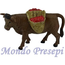 Bue con sacchi di pomodori