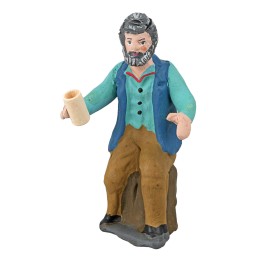 Uomo seduto con bicchiere in mano della serie 10 cm in