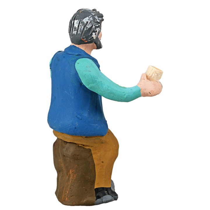 Uomo seduto con bicchiere in mano della serie 10 cm in