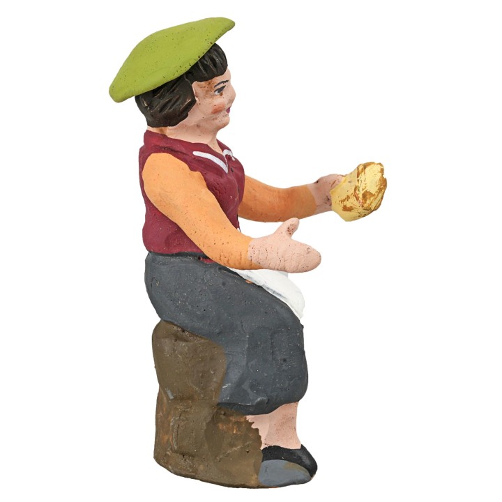 Donna seduta con pane della serie 10 cm in terracotta dipinta