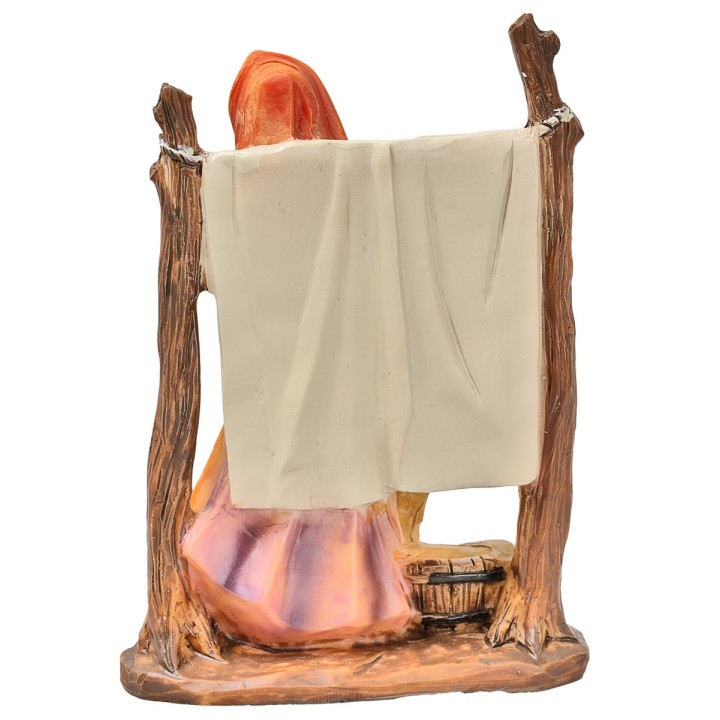 Woman hanging clothes in resin 10 cm