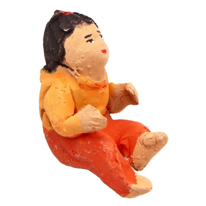 Bambina seduta in terracotta con colorazione arancio 3,6 cm